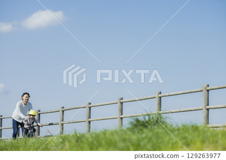 孩子們騎自行車 孩子們騎自行車 129263977