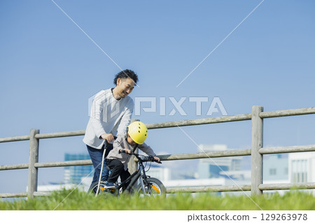孩子們騎自行車 孩子們騎自行車 129263978