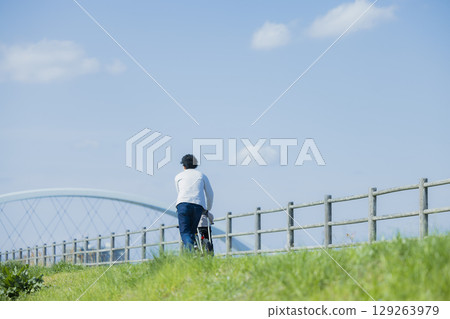 孩子們騎自行車 129263979