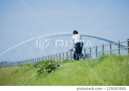 孩子們騎自行車 孩子們騎自行車 129263980