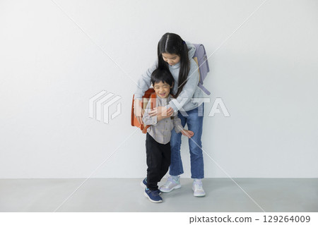 背著書包的小學生 背著書包的小學生 129264009