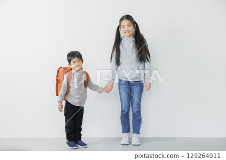 背著書包的小學生 129264011