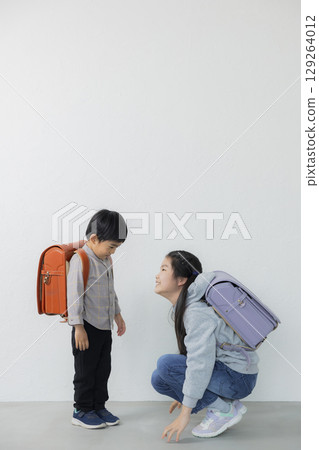 背著書包的小學生 129264012