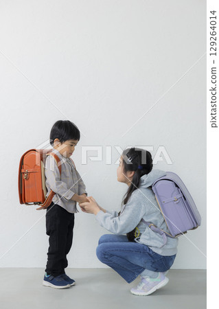 Elementary school student carrying a school bag 129264014