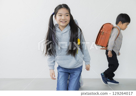 背著書包的小學生 129264017