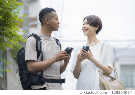 A woman explaining the way to a foreign man 129264054
