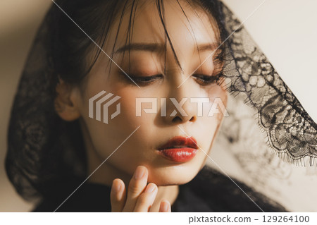 戴黑色面紗的女子肖像 129264100