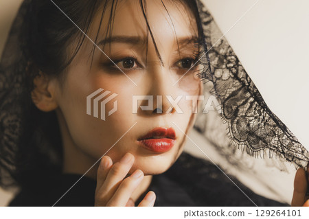 戴黑色面紗的女子肖像 129264101