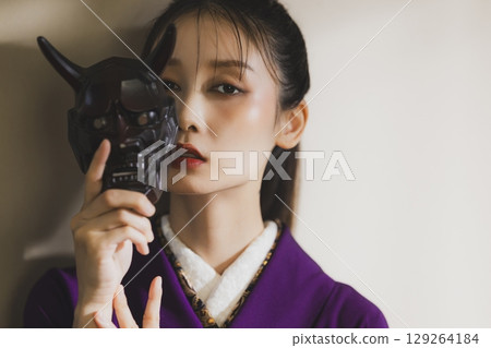 一個穿著和服的女人 129264184