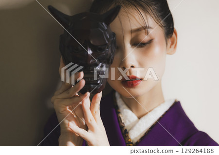 一個穿著和服的女人 129264188