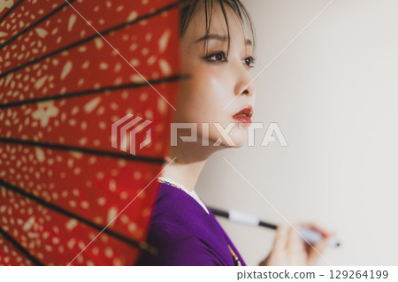 一個穿著和服的女人 129264199