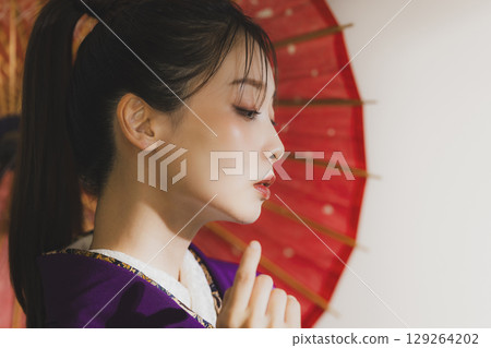 一個穿著和服的女人 129264202