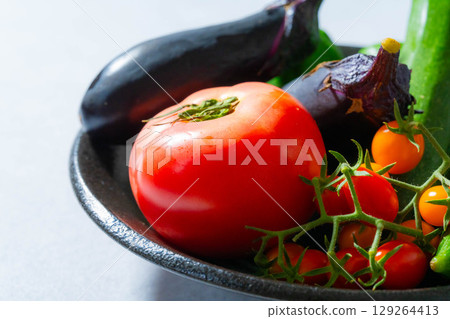 各種夏季蔬菜:番茄、茄子、黃瓜、櫛瓜和甜椒 各種夏季蔬菜:番茄、茄子、黃瓜、櫛瓜和甜椒 129264413
