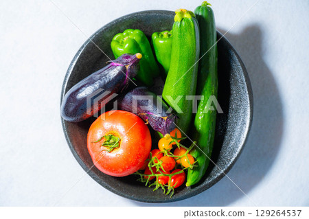 各種新鮮、帶露水的夏季蔬菜：番茄、茄子、黃瓜、西葫蘆和辣椒 129264537
