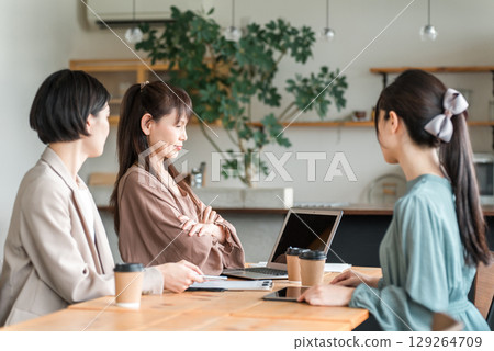 陷入艱難會議（計劃會議、會議）的女商人 129264709