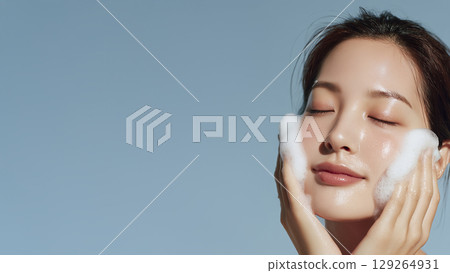 A young woman washing her face with fine bubbles 129264931