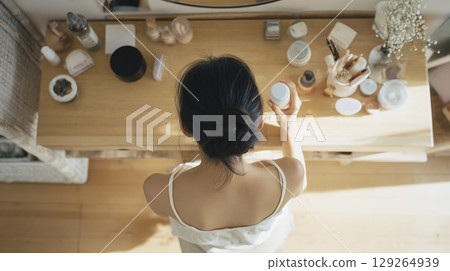 一名年輕女子正在做皮膚護理 129264939