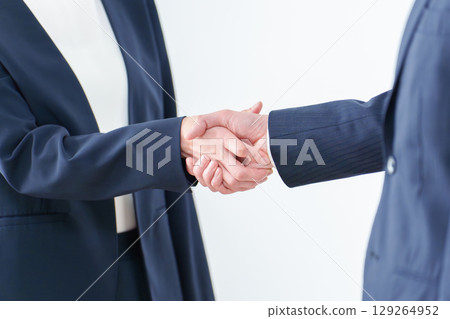Business people shaking hands in the office Business people shaking hands in the office 129264952