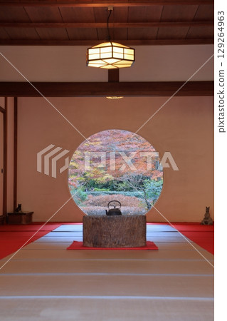 鎌倉明月院本堂 秋季悟道窗 129264963