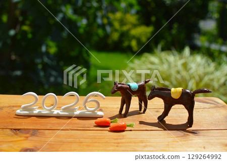 Paper clay horse and carrot New Year's material 129264992