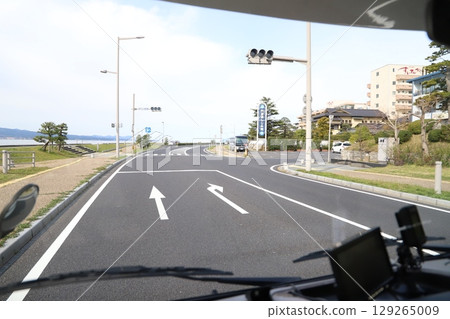 An intersection with straight and right turn lanes marked 129265009