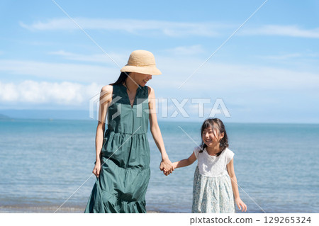 父母與孩子在沙灘上手牽手 129265324