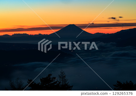 從長野縣鹽尻市高波奇高原看到的諏訪湖上空的雲海和富士山的黎明 129265376