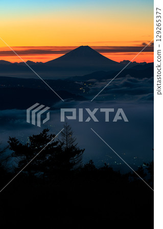 從長野縣鹽尻市高波奇高原看到的諏訪湖上空的雲海和富士山的黎明 從長野縣鹽尻市高波奇高原看到的諏訪湖上空的雲海和富士山的黎明 129265377