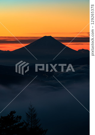 The sea of clouds over Lake Suwa and the dawn of Mt. Fuji seen from Takapotch Highlands, Shiojiri City, Nagano Prefecture The sea of clouds over Lake Suwa and the dawn of Mt. Fuji seen from Takapotch Highlands, Shiojiri City, Nagano Prefecture 129265378