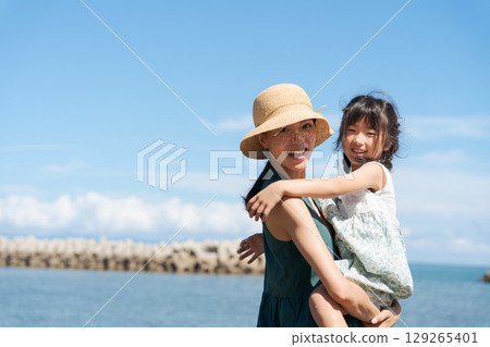 父母與孩子在沙灘上擁抱 129265401