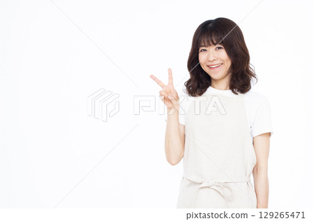 家庭主婦做出和平手勢 129265471