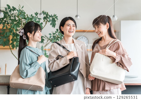 穿著辦公室休閒服的女商人(創作者、設計師、策劃師) 穿著辦公室休閒服的女商人(創作者、設計師、策劃師) 129265531