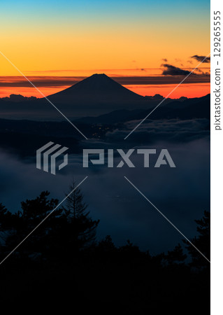 從長野縣鹽尻市高波奇高原看到的諏訪湖上空的雲海和富士山的黎明 129265555