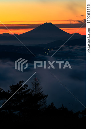 從長野縣鹽尻市高波奇高原看到的諏訪湖上空的雲海和富士山的黎明 129265556