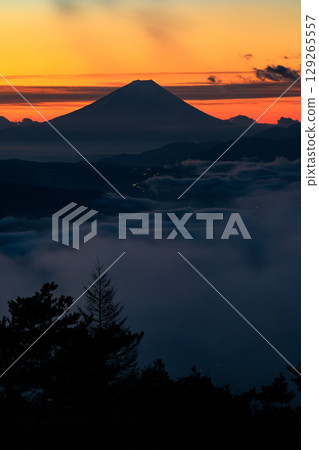 從長野縣鹽尻市高波奇高原看到的諏訪湖上空的雲海和富士山的黎明 129265557