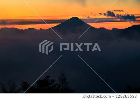 從長野縣鹽尻市高波奇高原看到的諏訪湖上空的雲海和富士山的黎明 129265558