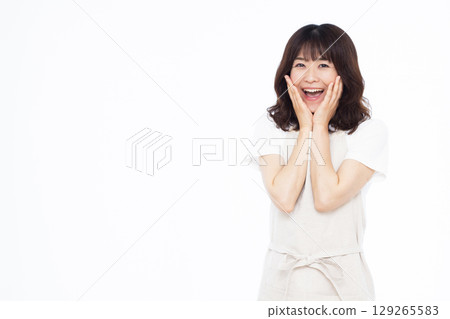 一位家庭主婦驚訝地笑著 129265583