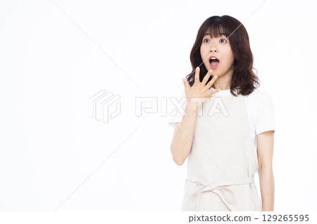 A housewife surprised and surprised with a smile A housewife surprised and surprised with a smile 129265595