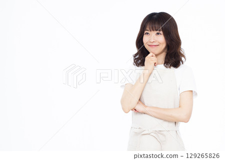 家庭主婦微笑思考 129265826