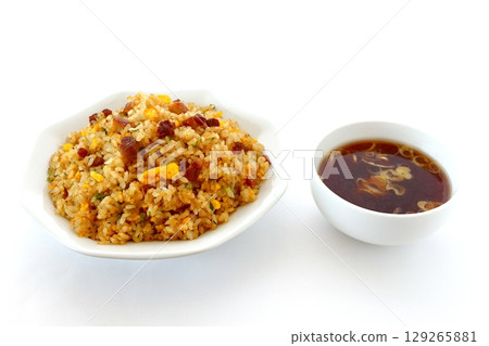 白色背景中的一組炒飯和中式湯 白色背景中的一組炒飯和中式湯 129265881
