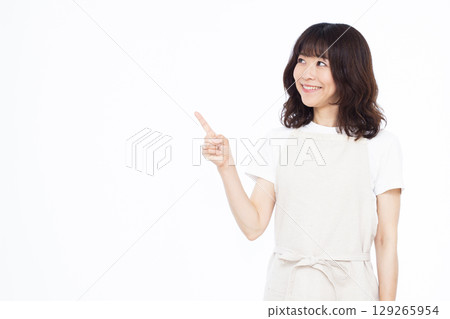 家庭主婦指著 129265954