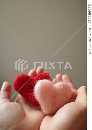 孩子的手抱著一顆心 129266036