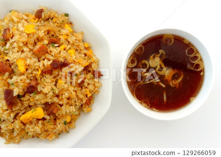白色背景下從正上方看到的一套炒飯和中式湯 白色背景下從正上方看到的一套炒飯和中式湯 129266059