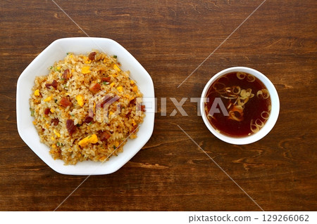 從正上方俯瞰桌面背景上的一組炒飯和中式湯 從正上方俯瞰桌面背景上的一組炒飯和中式湯 129266062