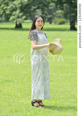 戴著漁夫帽的年輕女子 129266098