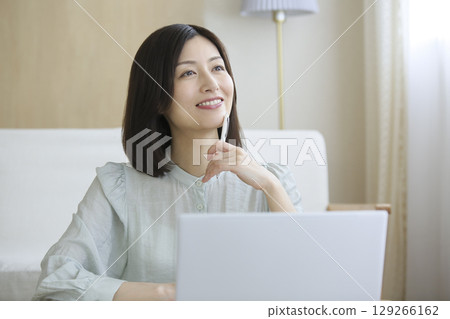 Women considering side jobs or career changes: Concerns about working from home and work styles Women considering side jobs or career changes: Concerns about working from home and work styles 129266162