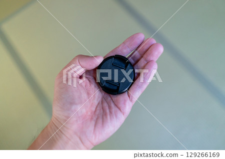 手拿著鏡頭蓋 129266169