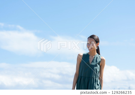 站立在海岸的一個少婦 129266235