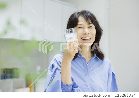 一個女人在廚房喝水 一個女人在廚房喝水 129266354
