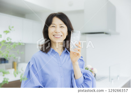 一個女人在廚房喝水 129266357
